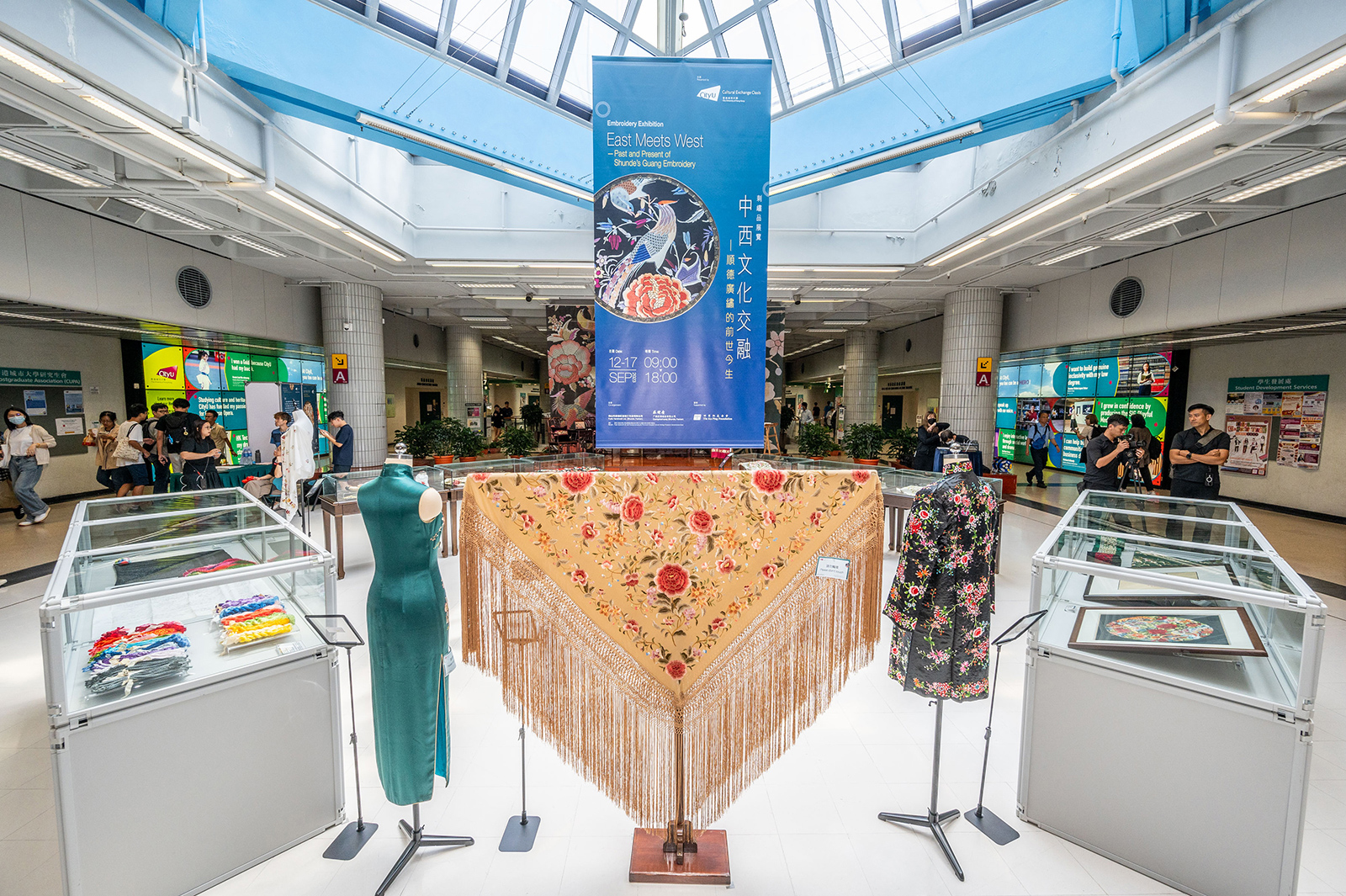 The exhibition “East Meets West – Past and Present of Shunde’s Guang Embroidery”