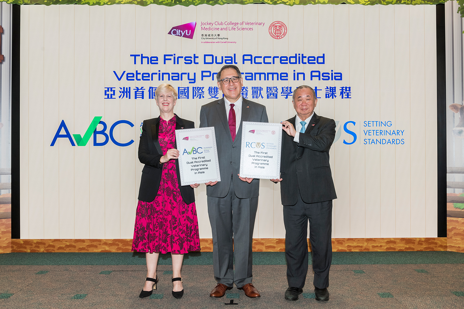 Mr Lester Garson Huang (middle), Professor Freddy Boey (right), and Professor Vanessa Barrs (left).