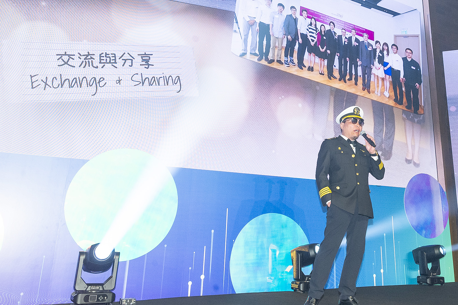 Guests enjoy wonderful performances by CityU alumni.