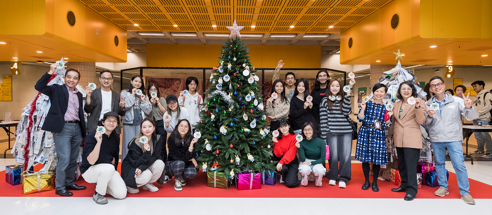 Professor Henry Chung Shu-hung (right), Professor Steven Wang (2nd row, 2nd from left) and the Mental Health Group of CityU cheer up students during the activity.