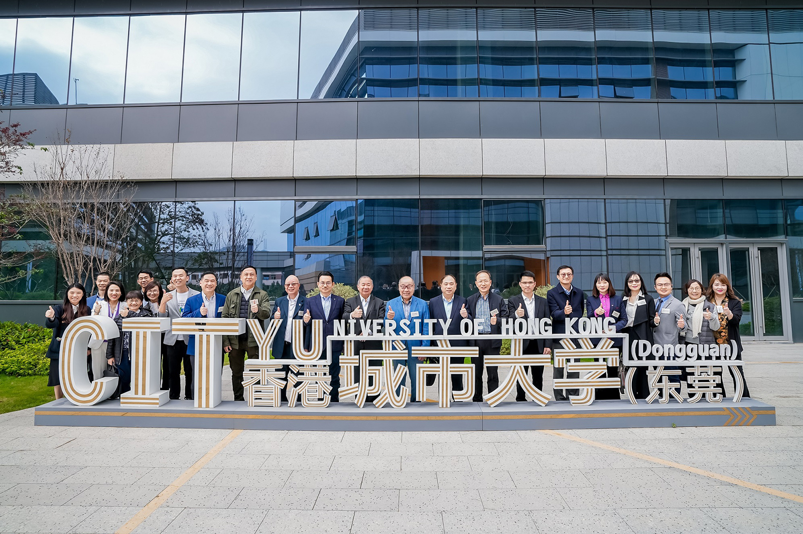 Senior management of CityU and FHKI visit the phase one campus of CityU (DG).