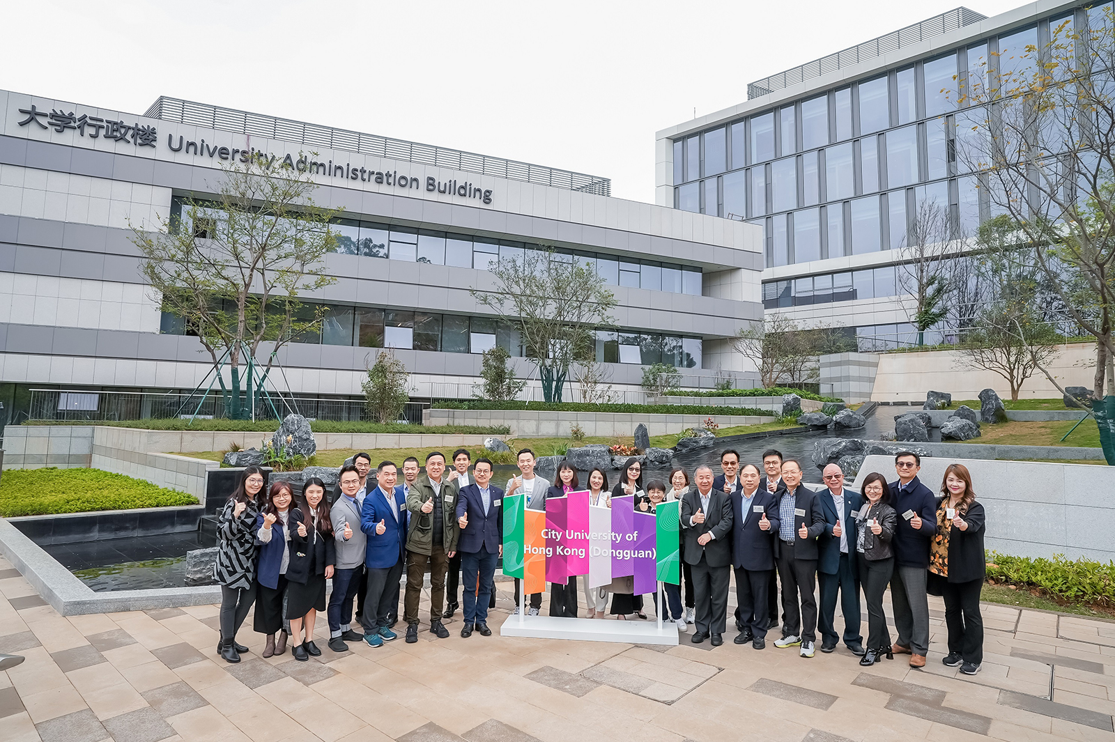 The delegation visits the expert quarters, student residences and outdoor sports yard.