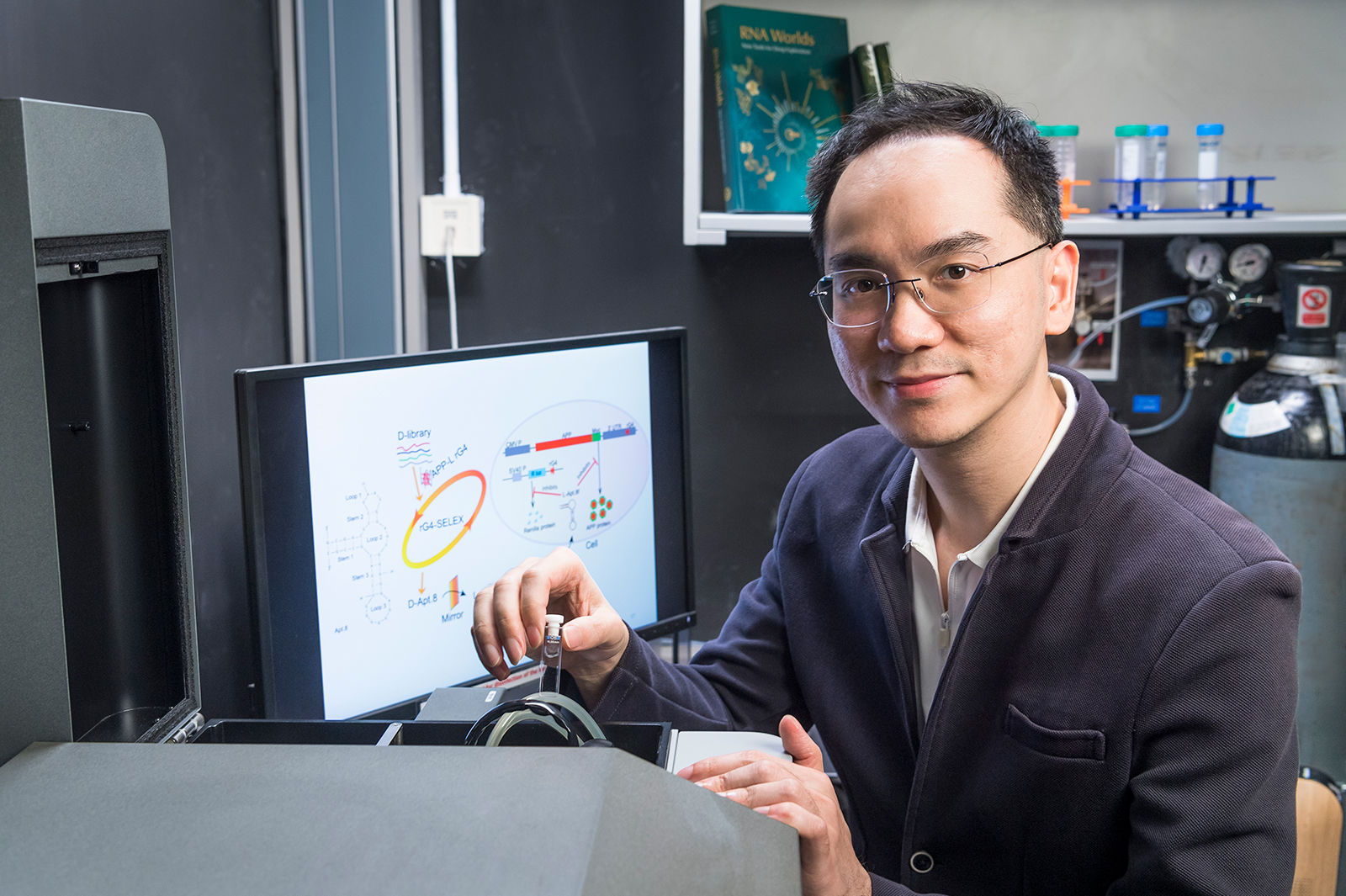 Professor Kwok Chun-kit is the only Hong Kong recipient of the 2024 RNA Society Early-Career Research Award.