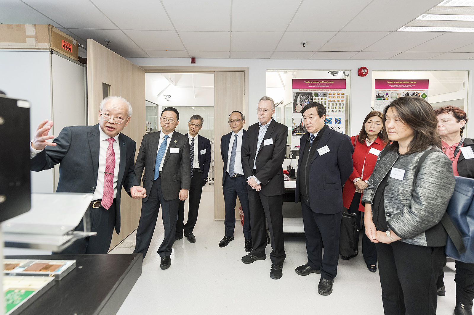 The UGC members visit the State Key Laboratory of Terahertz and Millimeter Waves.