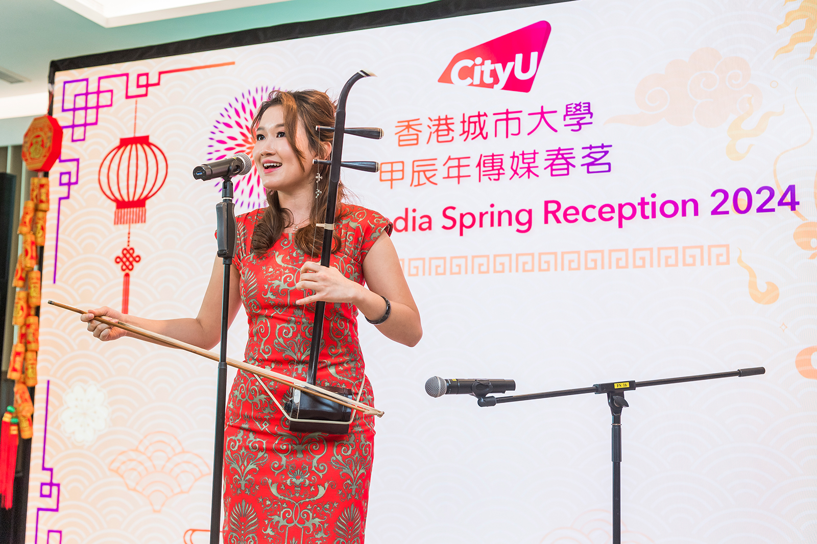 Miss Yemina Chung, a student in the Bachelor of Veterinary Medicine Programme and a talented Cantonese Opera singer, performed two songs, 大家恭喜and銀塘吐艷. She will host a Cantonese Opera recital at the Sunbeam Theatre in June to celebrate our 30th Anniversary and raise funds for the Sham Shui Po neighbourhood.