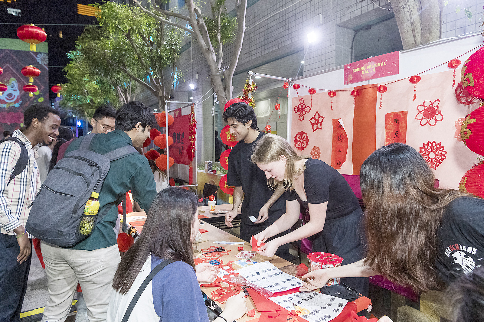 「城．春節」特設賀年食物及遊戲攤位，讓不同國家及地區的學生體驗中國傳統文化。
