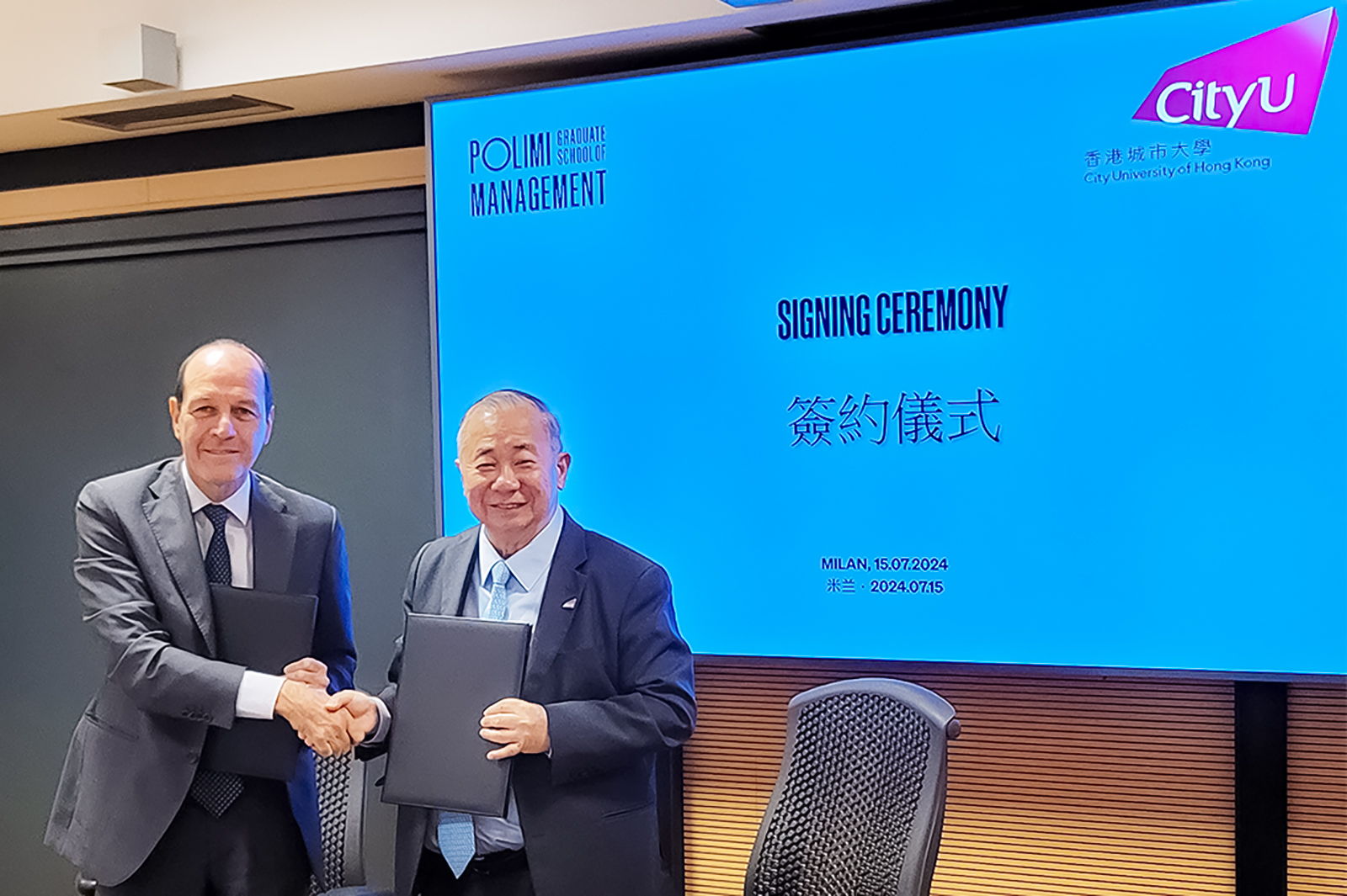 President Boey (right) and Professor Chiesa sign an MoU to foster academic collaboration between CityUHK and POLIMI GSoM.