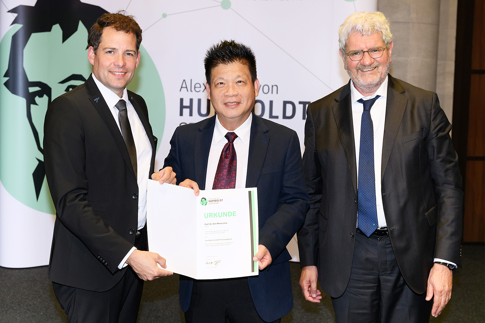 (From left) Dr Felix Streiter, Managing Director of the Carl Zeiss Foundation; Professor Liew; and Professor Robert Schl?gl, President of the Alexander von Humboldt Foundation. (Photo credit to Humboldt Foundation/David Ausserhofer)