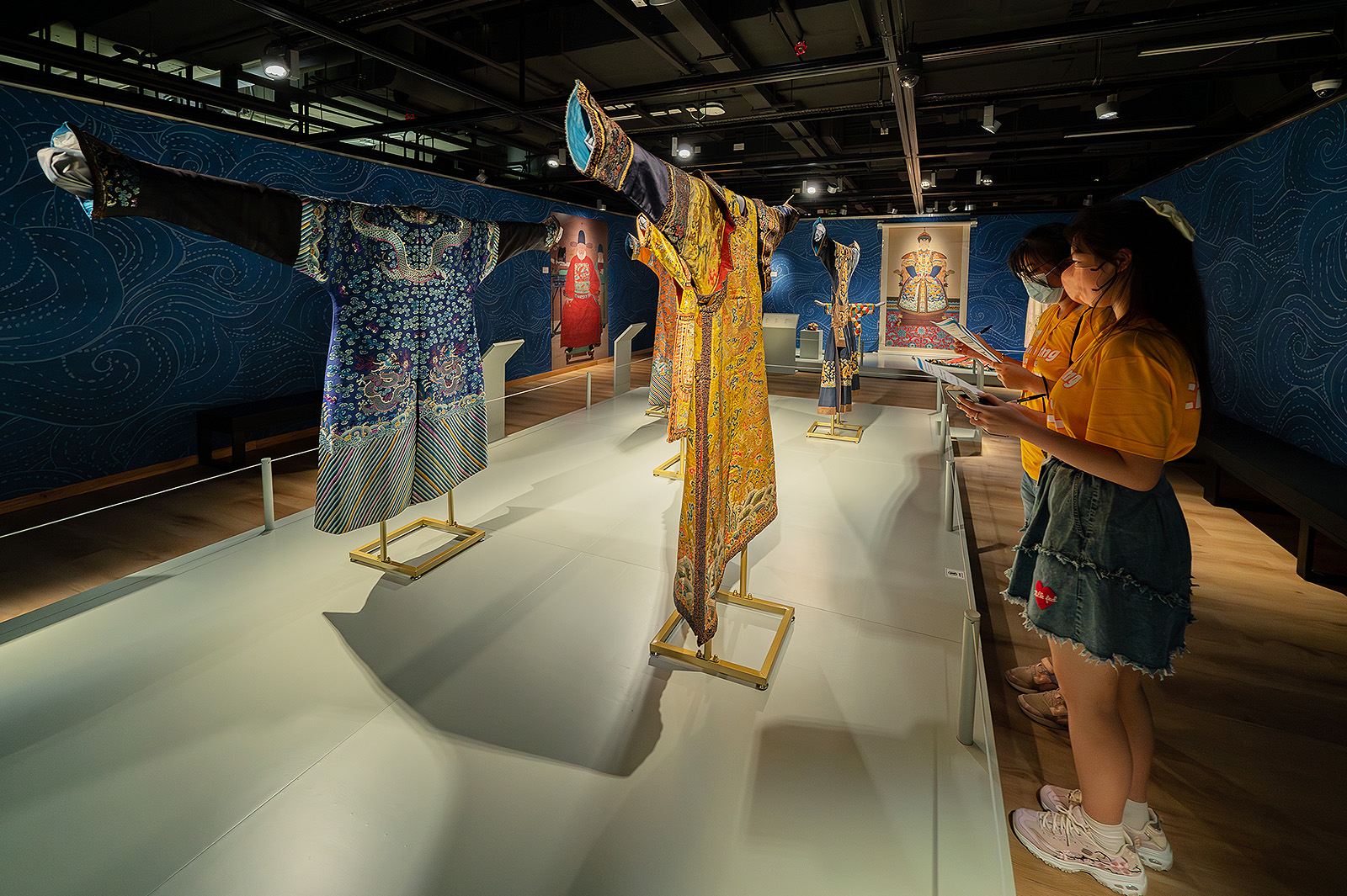 The participants visit the exhibition “A Passion for Silk: The Road from China to Europe” in the Indra and Harry Banga Gallery.
