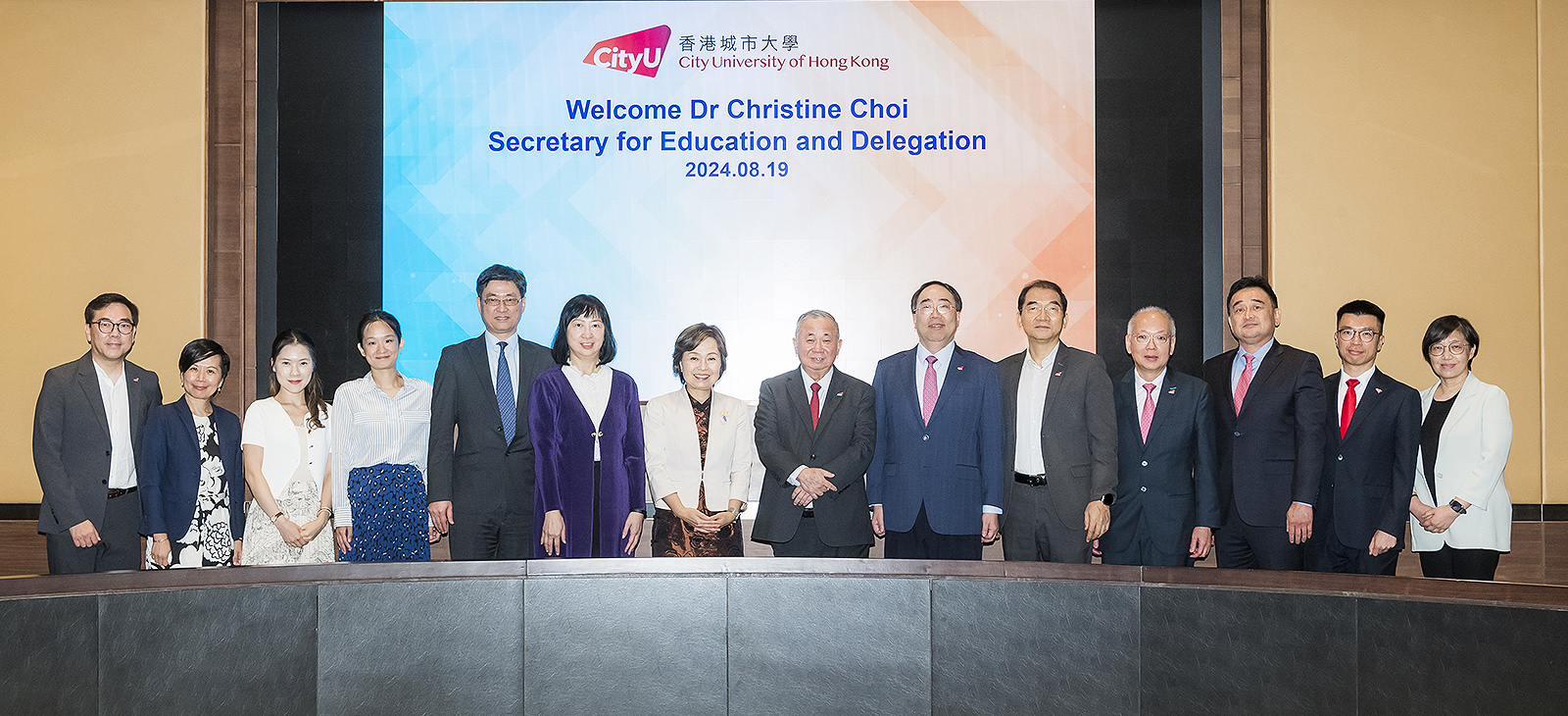 Dr Choi Yuk-lin (7th from left) was briefed on CityUHK’s latest developments on innovation by President Freddy Boey (7th from right) and other senior management.
