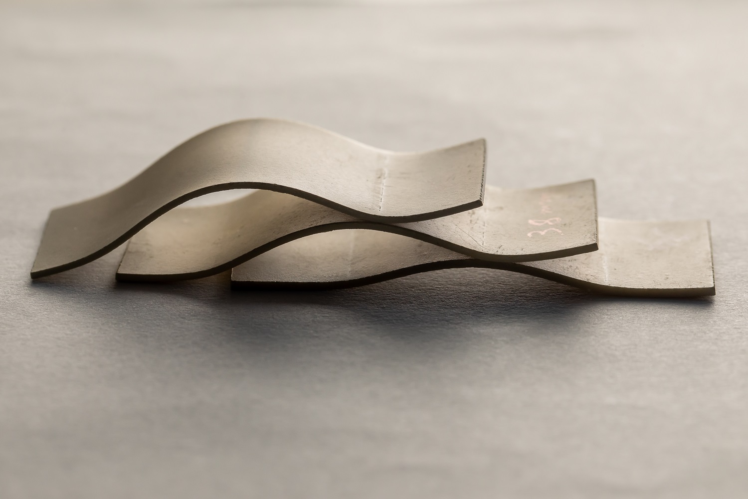 Piezoceramics with controllable curves