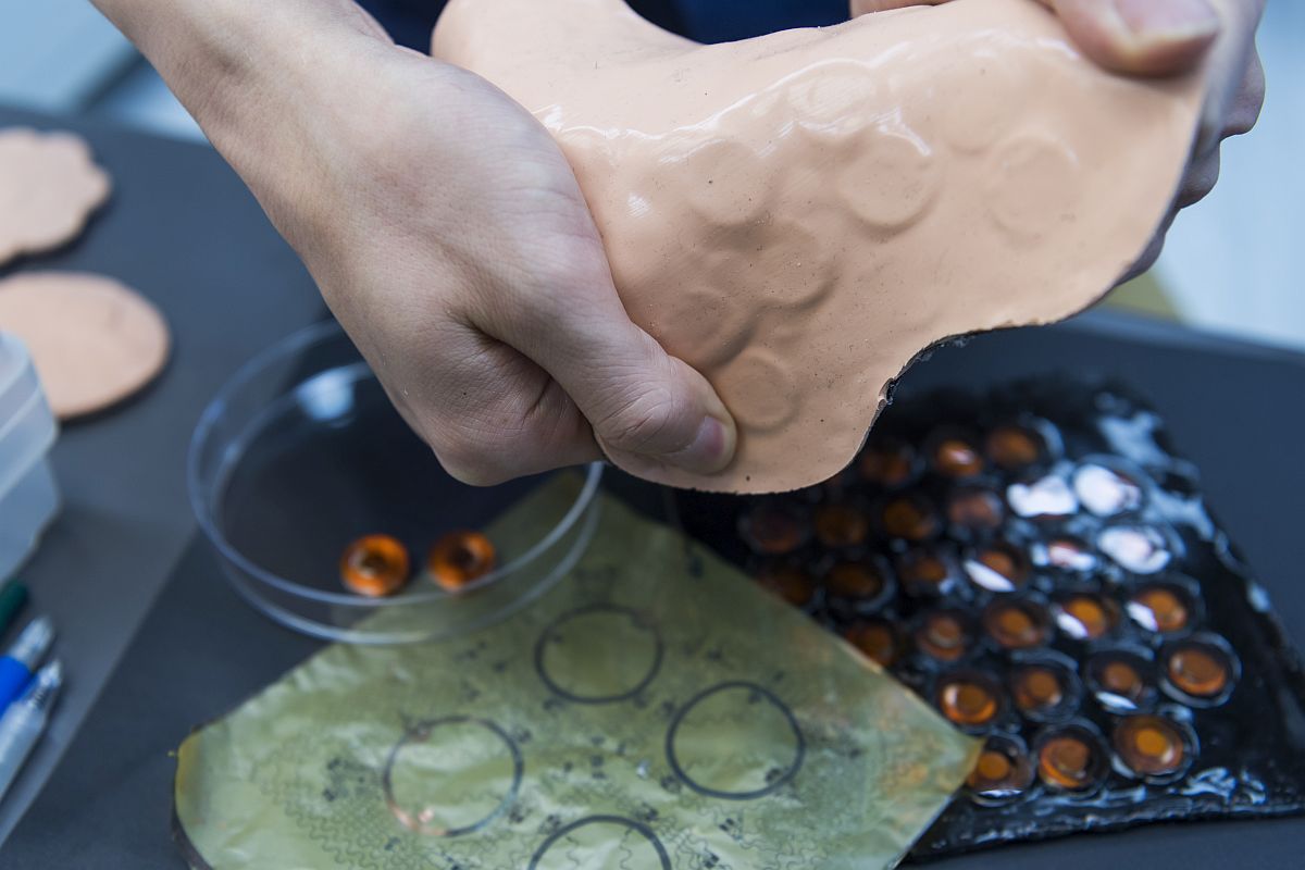 The structure of the skin VR device: functional components were integrated into a thin elastomeric layer with a thickness of only 3 mm. A total of 32 haptic actuators are controlled in 4 groups, by 8 independently controllable communication ports in the device.
