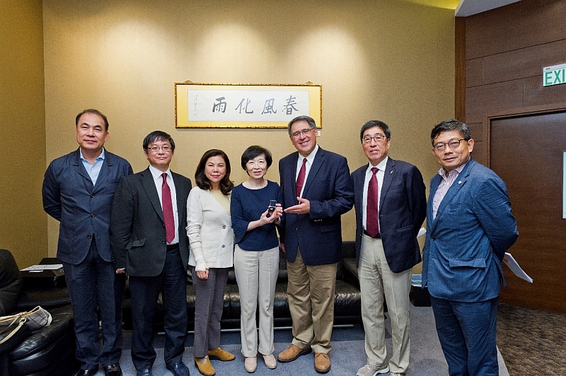 Mr Huang presents souvenir to Mrs Law and the HKSTP delegation.