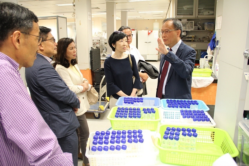 Professor Paul Lam (right), Director of State Key Laboratory in Marine Pollution, introduces the laboratory’s latest research work.