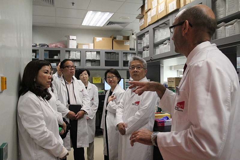 Dr Fraser Hill (right), Director of CityU’s Veterinary Diagnostic Laboratory, explains the laboratory facilities to the HKSTP delegation.