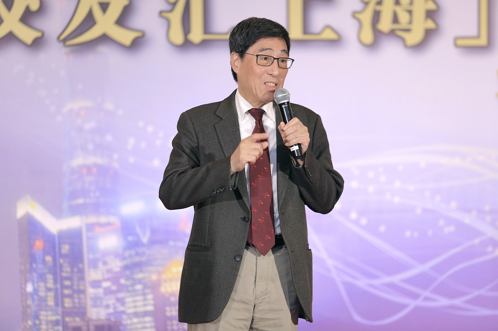 郭校長在晚宴上發(fā)表感言。