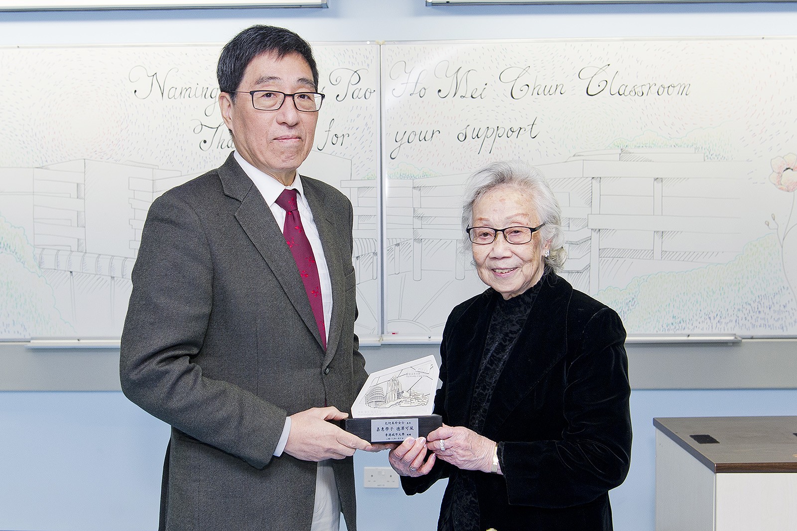 郭校長(左) 致送紀念品予何女士(右)。 