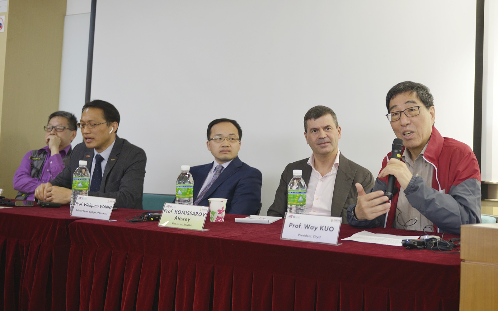 Professor Kuo welcomes the RANEPA members.