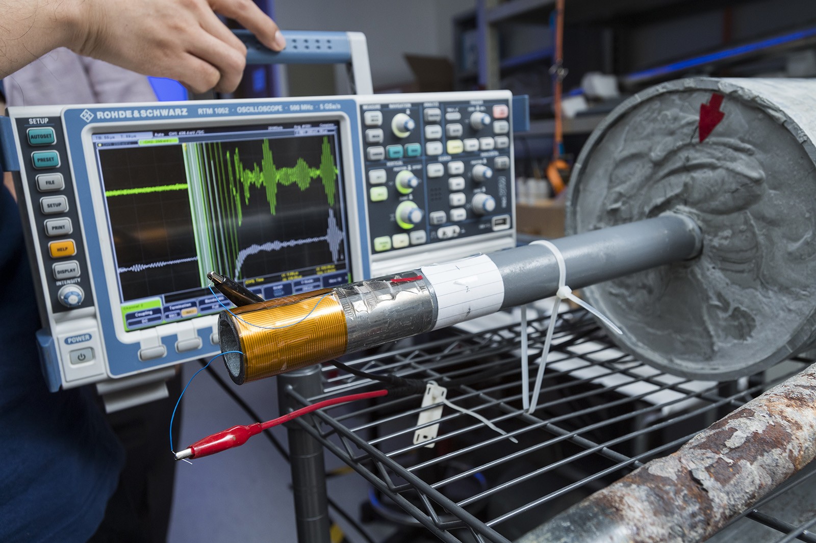 If the monitor reveals fluctuating green waveforms, the pipe is cracked; white waveforms that show little fluctuation suggest the pipe to be in good condition.