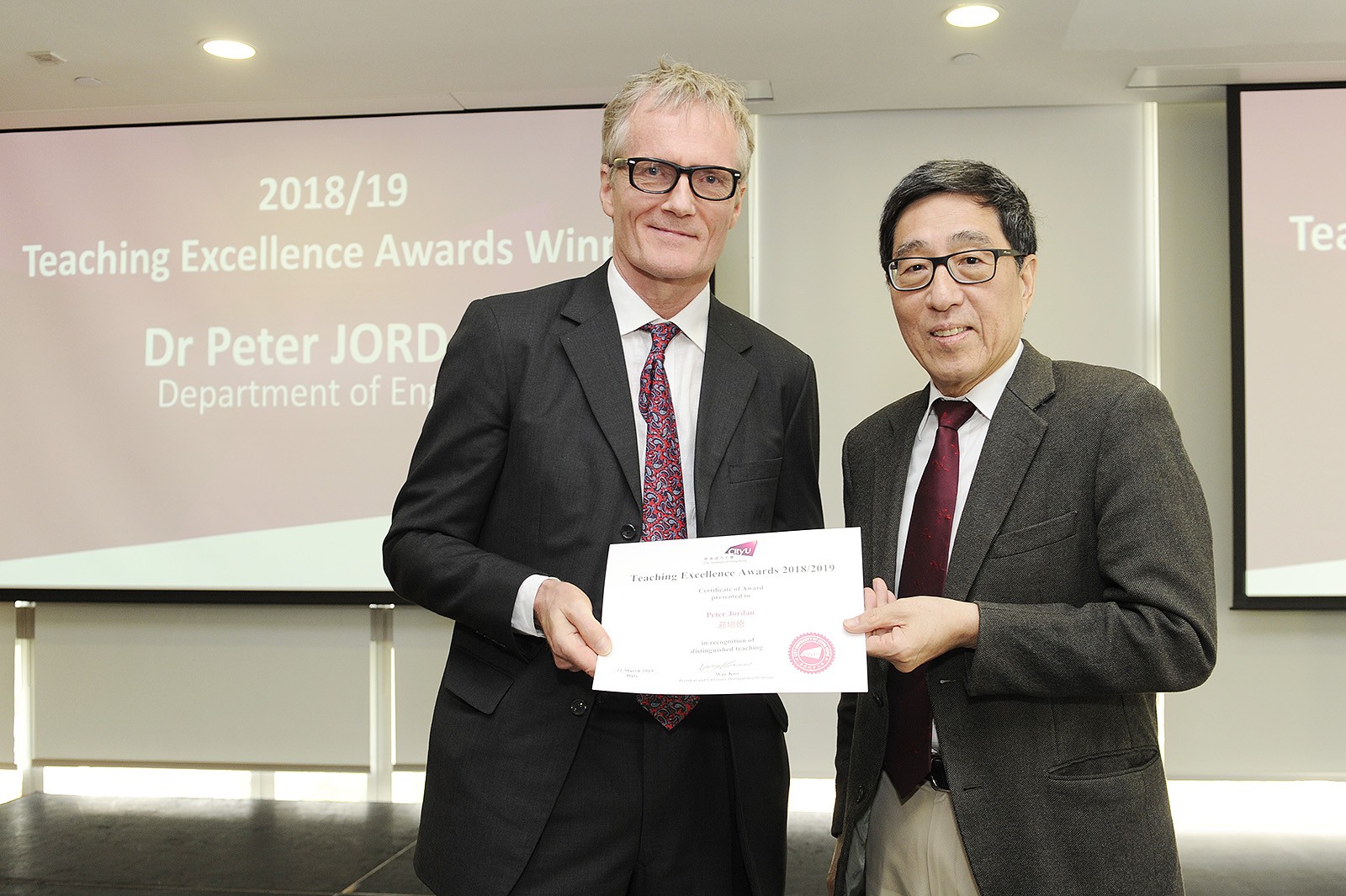  Dr Jordan receives the award from President Kuo.