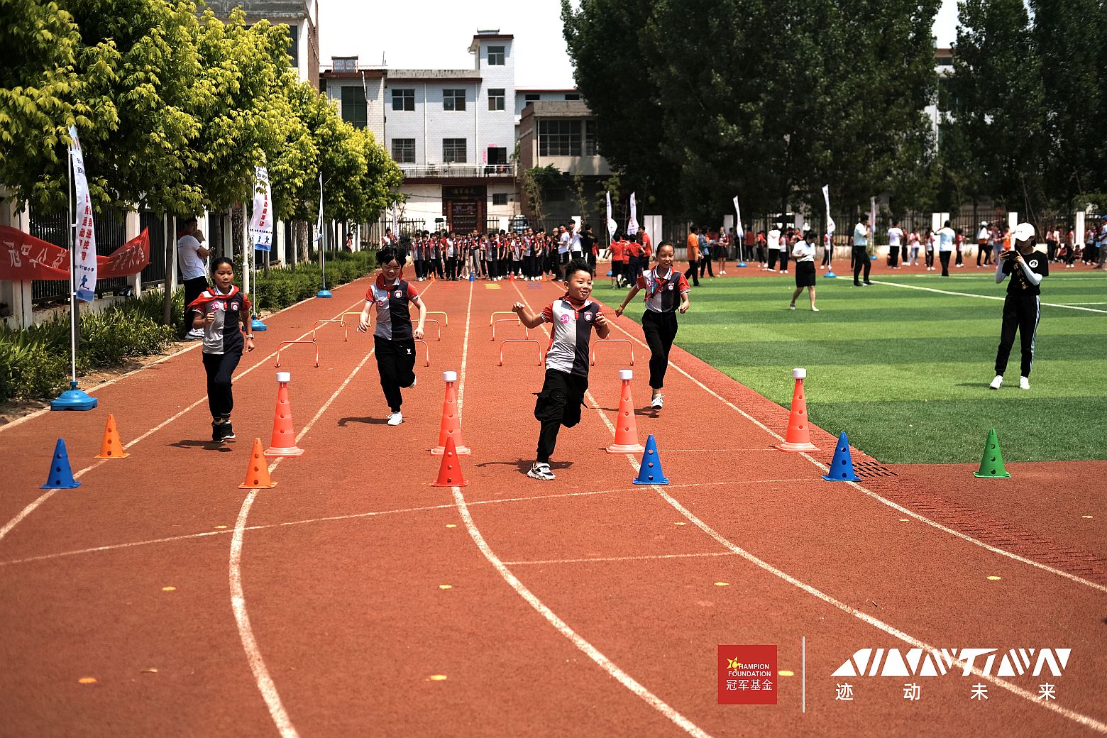 王宇帆讀博士課程期間專門研究可穿戴設備、人工智能以及基于MEMS傳感器的動作捕捉和姿態(tài)識別技術，跡動未來實際上是將他的論文實踐出來。