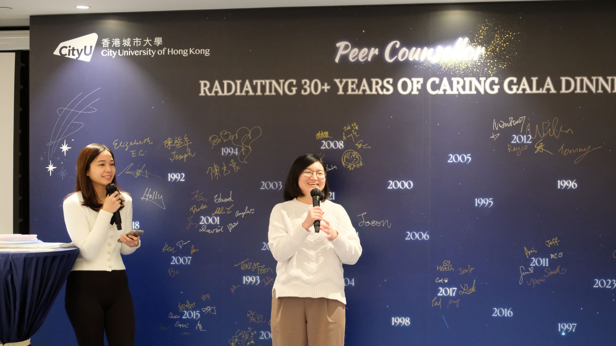 The honourable guests, Peer Counsellor alumni, and staff from the Counselling Service attended the opening ceremony of “Radiating 30 Years of Caring”.